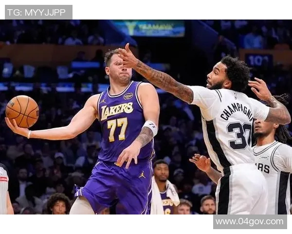 黑白直播湖人与勇士激战正酣精彩瞬间尽在眼前